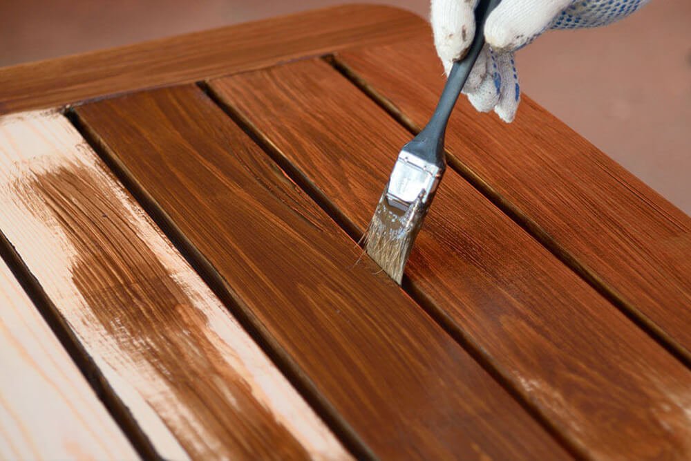 Sơn gỗ trang trí cho nhà cửa, người thợ thường quét lớp sơn gỗ chuyên dụng lên bề mặt