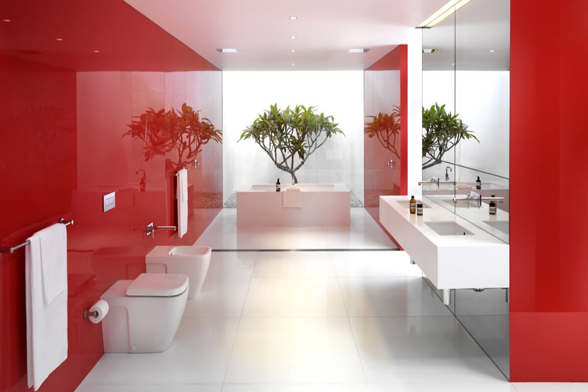 Sơn phòng tắm hợp mệnh màu xanh trắng phối đỏ hiện đại