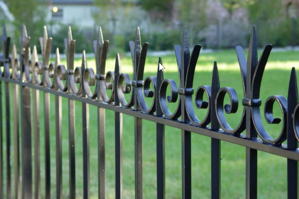 Màu sơn hàng rào đẹp sẽ giúp tạo điểm nhấn nổi bật, bắt mắt và nâng tầm vẻ đẹp hoàn hảo cho ngôi nhà