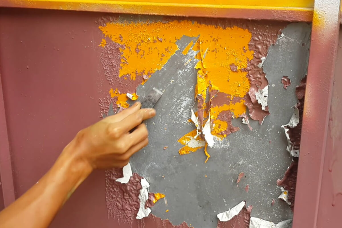 Cách tẩy sơn trên kim loại bằng phương pháp thủ công
