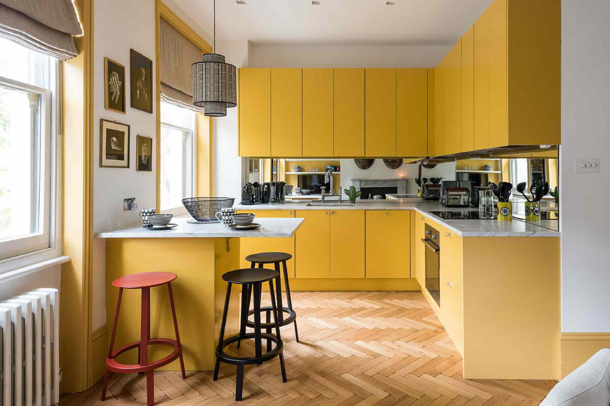Phòng bếp tone vàng ấm áp, hiện đại