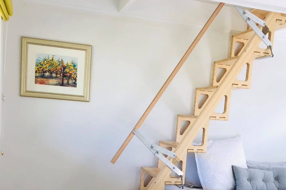 Cầu thang áp tường giúp điểm nhấn riêng cho không gian ngôi nhà