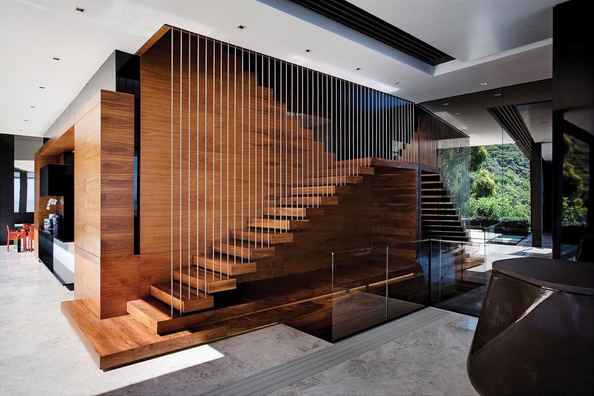 Thiết kế cầu thang bằng gỗ và gam màu đen tạo nên sự sang trọng 