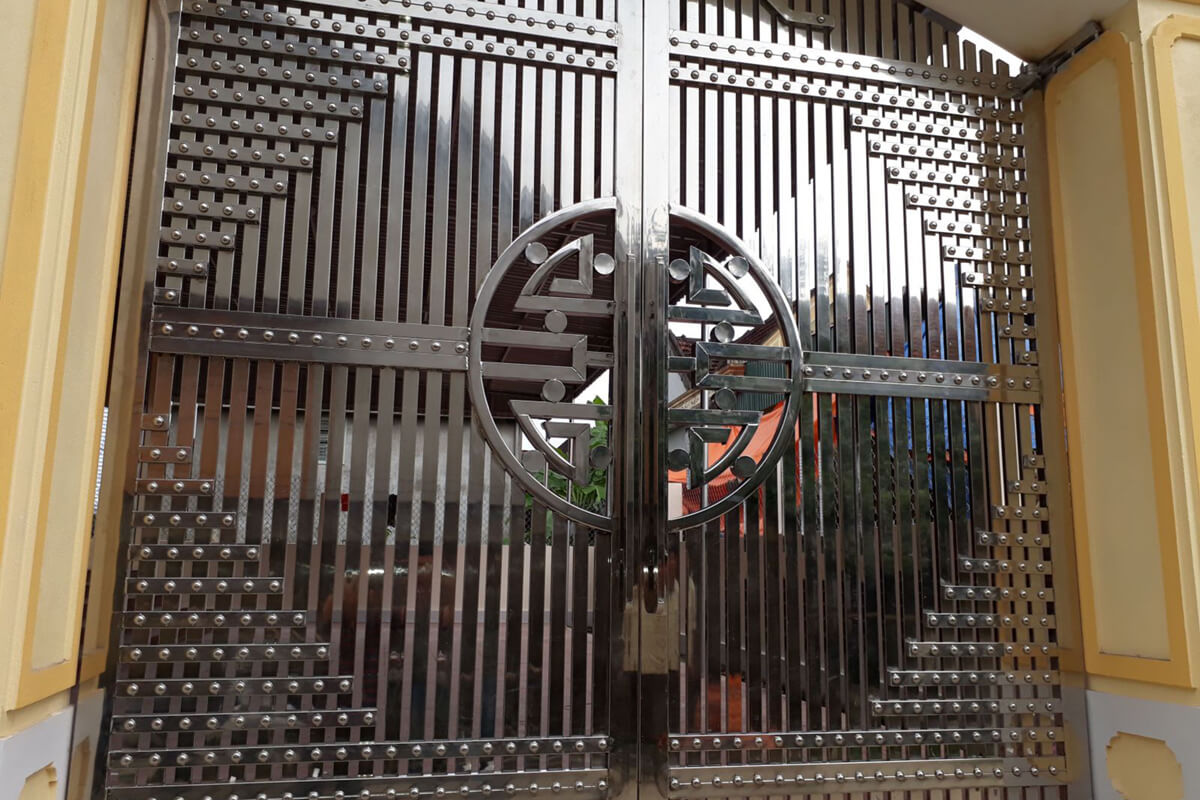Mẫu cổng inox có chữ Phúc góp phần đem đến sự bình an