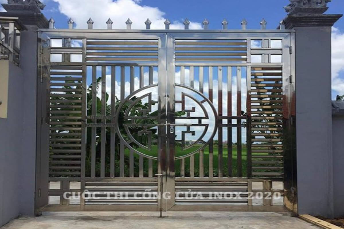 Mẫu cổng inox đẹp có chữ Thọ thể hiện sự thịnh vượng, trường thọ