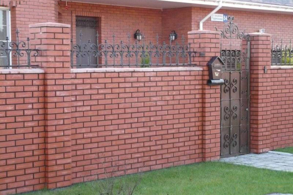 Làm tường rào bằng gạch tuy đơn giản nhưng vẫn làm căn nhà trở nên nổi bật