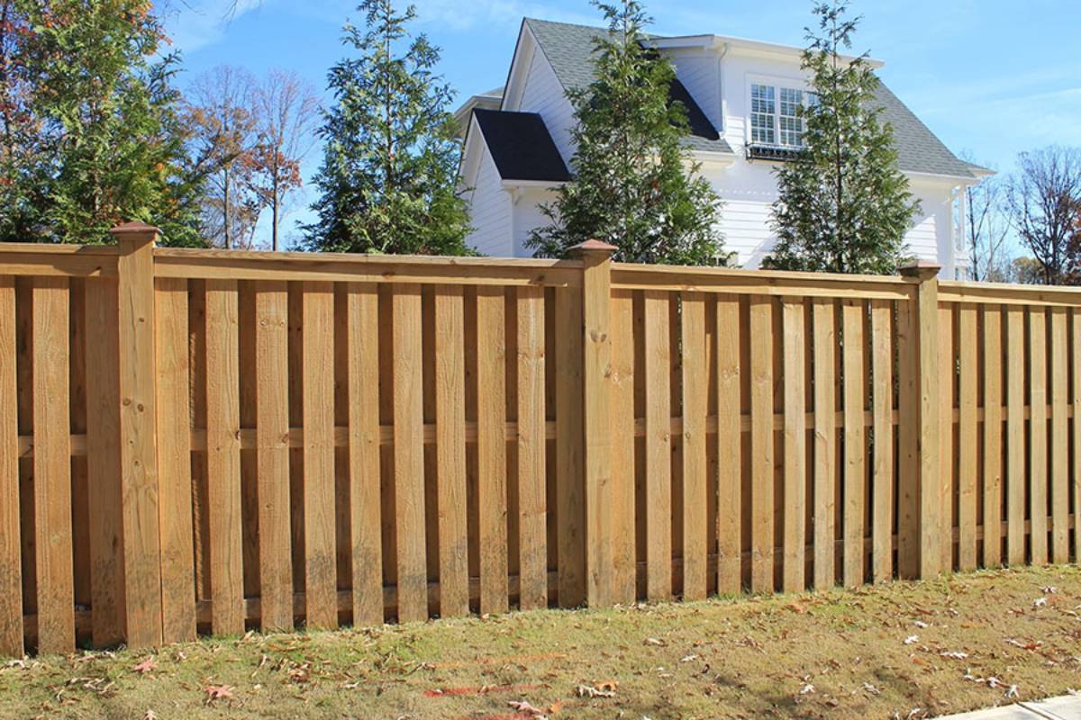Cổng tường rào bằng gỗ giúp căn nhà trở nên độc đáo hơn